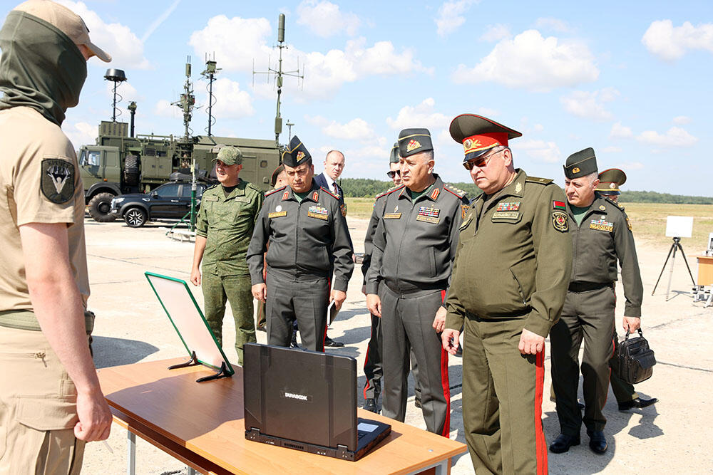 Керим Велиев посетил военные объекты в Беларуси