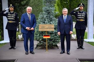Президент Узбекистана и Федеральный президент Германии посадили дерево на Аллее почетных гостей