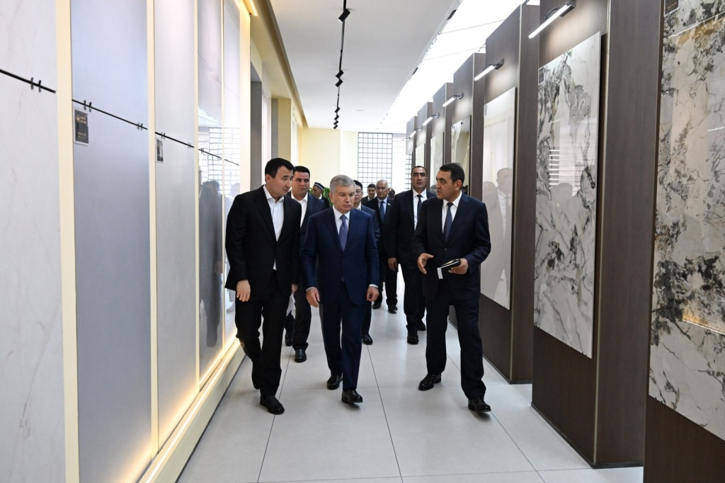 Президент Узбекистана изучил работу нового завода по производству керамогранита в Ферганской области