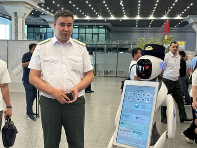 В аэропорту Ташкента появился робот-консультант по таможенным правилам