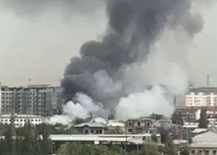 Черный дым над Карасу оказался следствием пожара в мебельном цеху. Видео