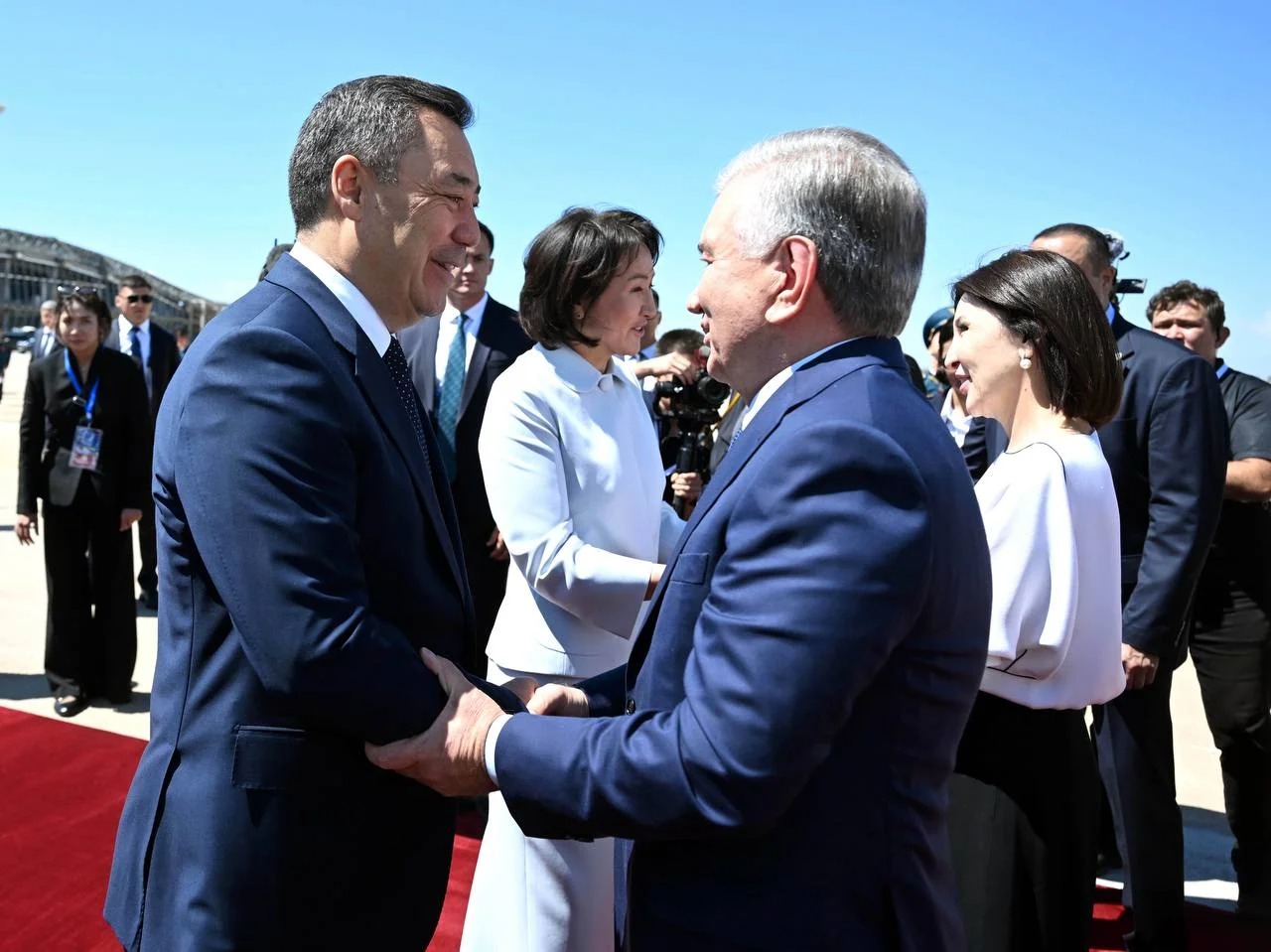 Садыр Жапаров встретил Шавката Мирзиёева, прибывшего с госвизитом в Кыргызстан