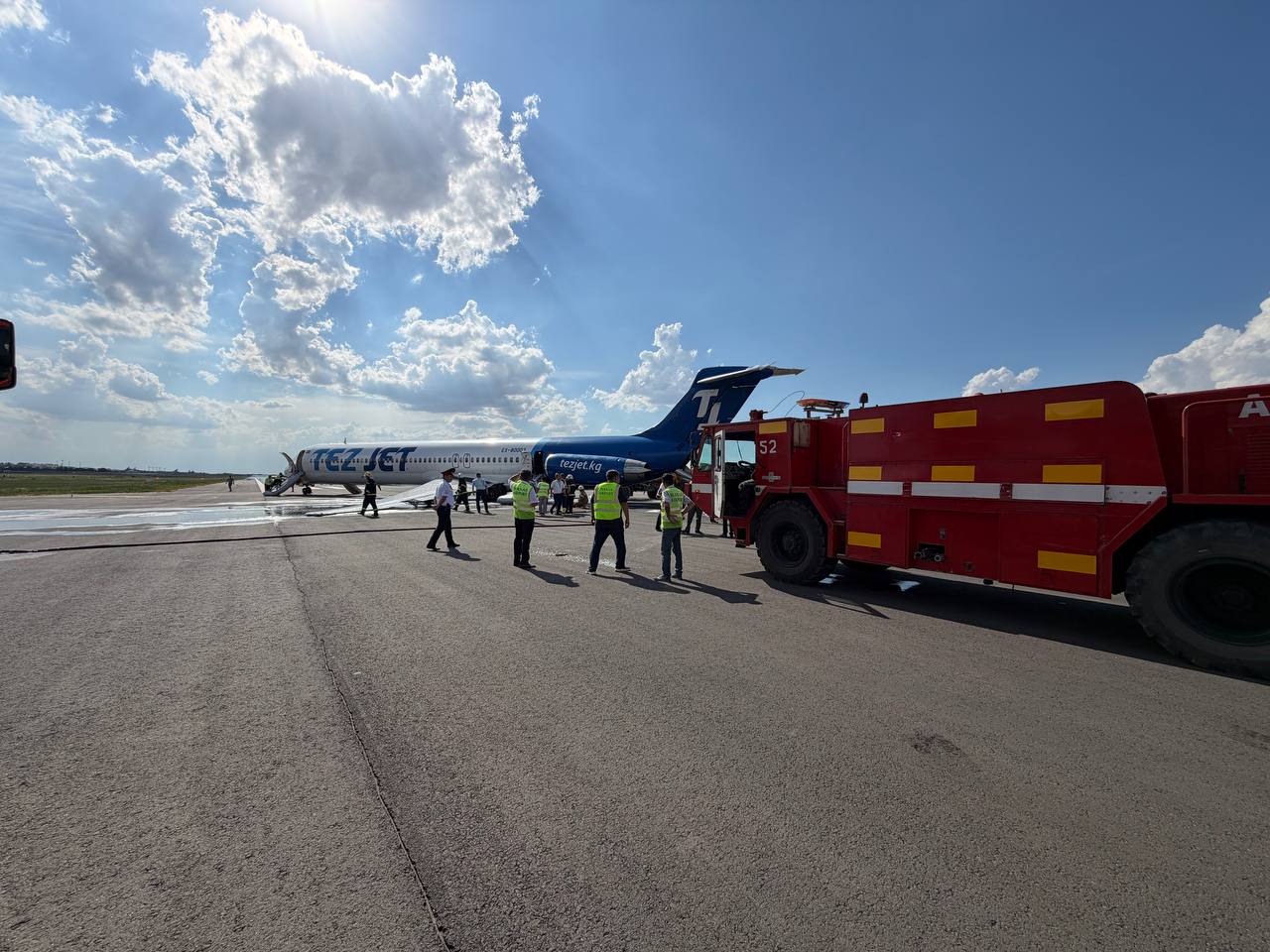 Появилось видео из салона самолета TezJet после ЧП в аэропорту