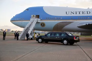 Air Force One: американской делегации запретили проносить вещи из Китая