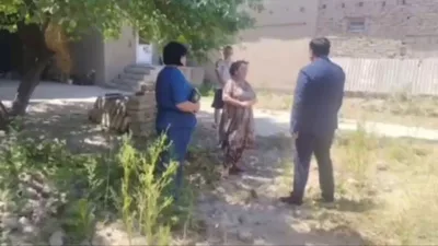 Хоким Шахрисабзского района отчитал местную жительницу за беспорядок. Антикор потребовал служебной проверки. Видео