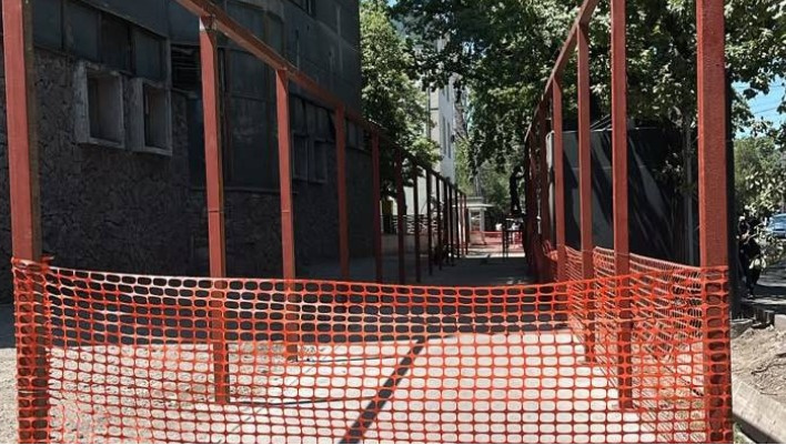 Call-центр: на пр. Жибек Жолу перегородили тротуар. В мэрии объяснили причину