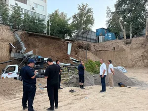 В Ташкенте на стройке рядом с жилыми домами обрушился котлован. Есть пострадавший. Видео