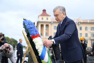 Президент Узбекистана возложил венок к Монументу Победы