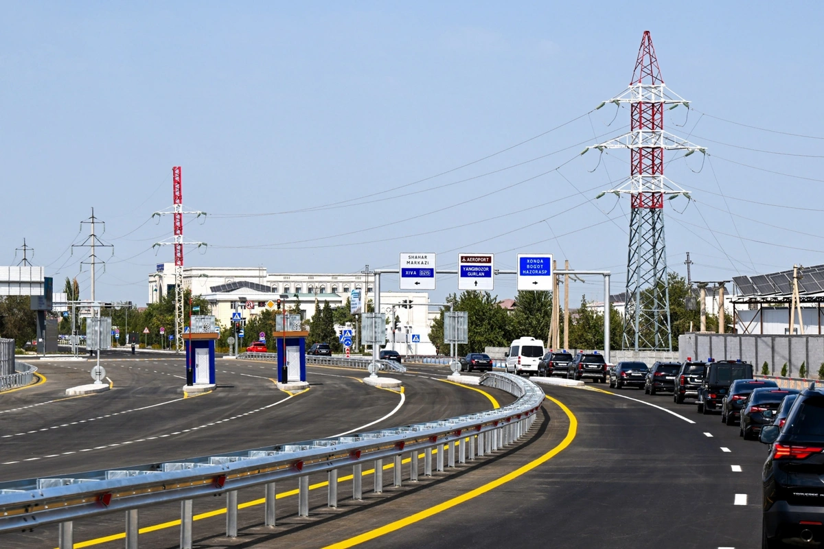 Мирзиёев проехал из Хивы в Ургенч по новой платной автодороге. Фото