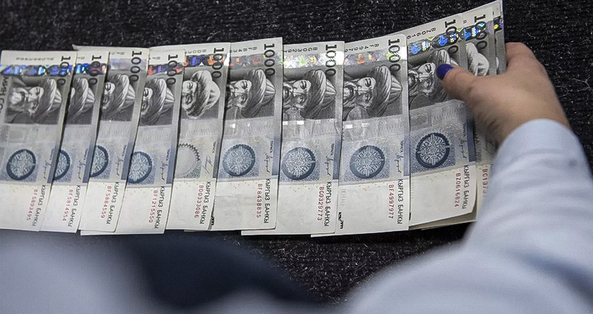 Объем наличных денег на руках у кыргызстанцев вырос до 286 миллиардов сомов