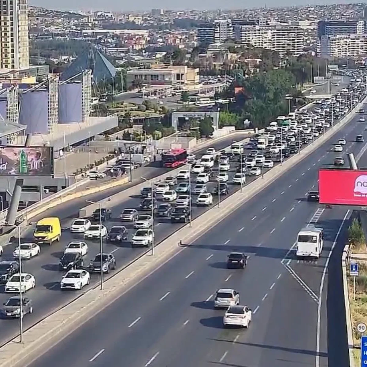 В Баку на ряде улиц и проспектов затруднено движение транспорта