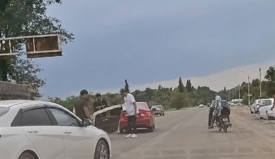 В городе Токмок столкнулись мотоцикл и легковушка