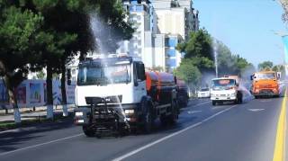 В Узбекистане спасают деревья от летнего зноя