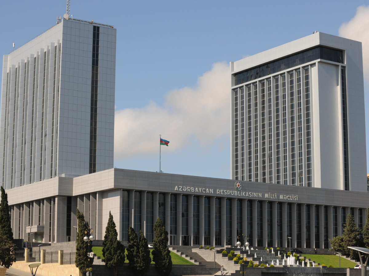 В парламенте Азербайджана поддержали законопроект о конституционном законе по Корсике