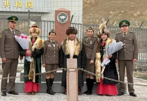 Этнические кыргызки на конях пересекли границу Китая. Их встретили пограничники Кыргызстан