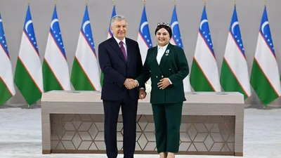 Шавкат Мирзиёев вручил госнаграды активной молодежи