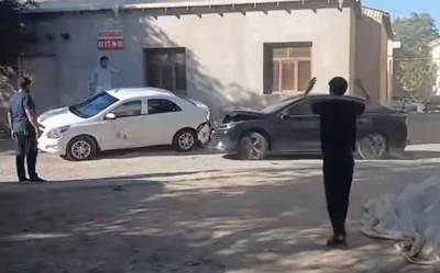 В Ургенче водитель BYD протаранил три автомобиля. Видео