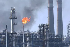 В Баку горит нефтеперерабатывающий завод