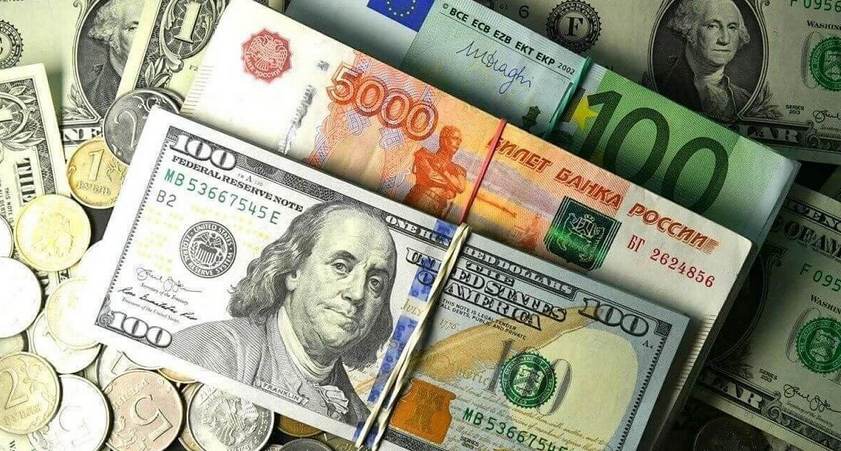 Евро удержался выше 100 сомов, рубль продолжил падение: курс валют на 20 июля