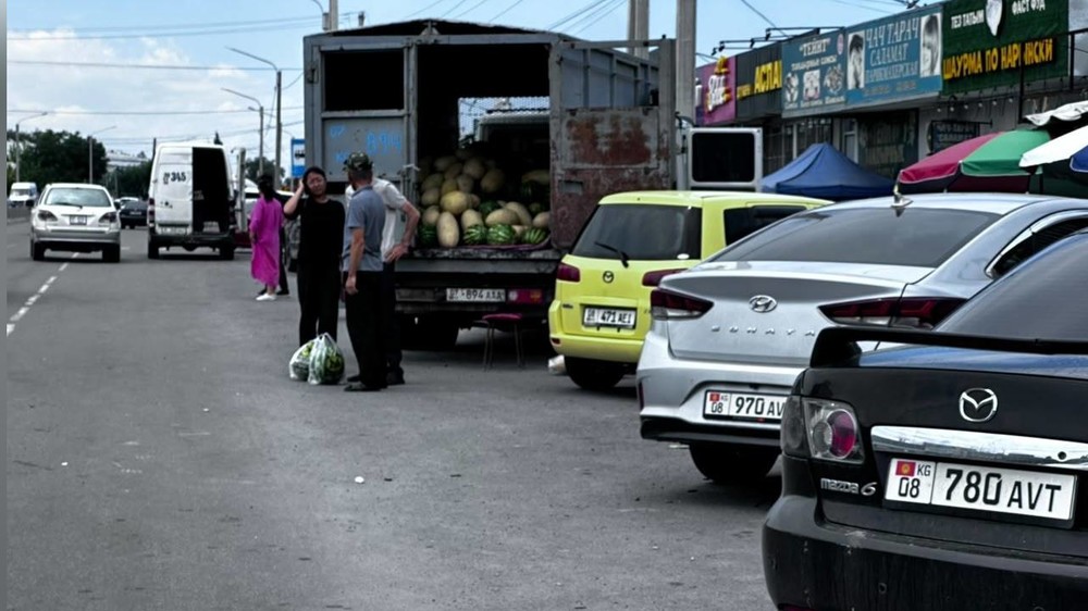 В Беловодском торговцы арбузами вдоль дороги Бишкек–Кара-Балта просят создать условия