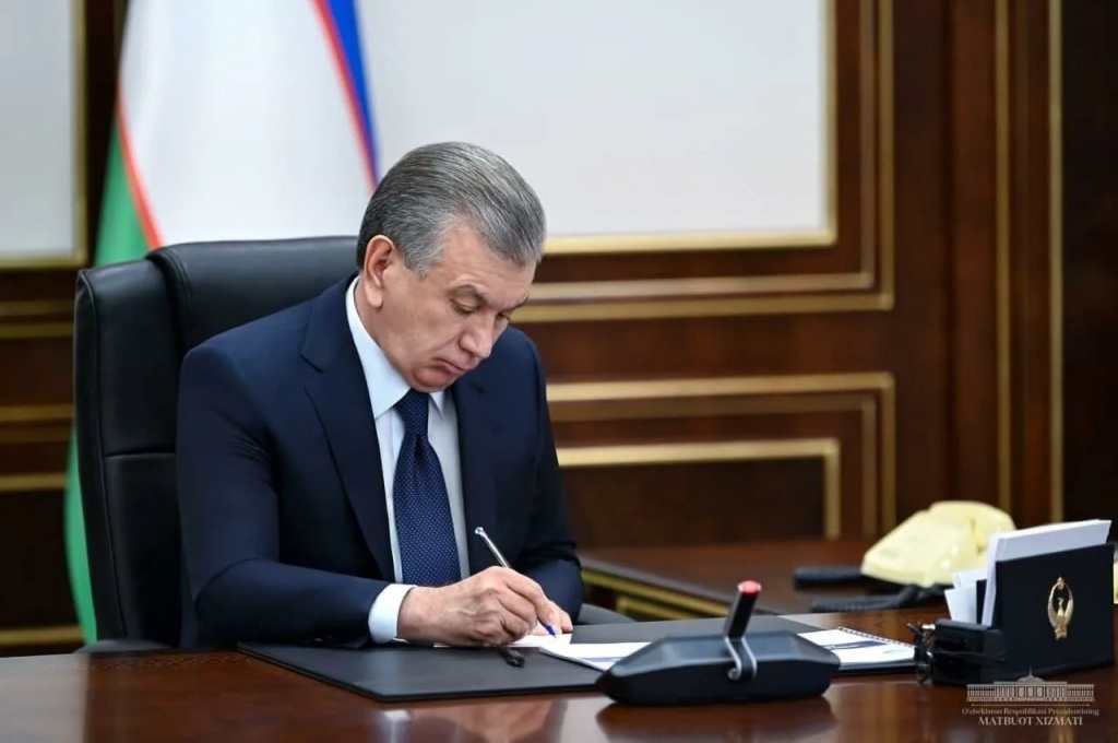 Шавкат Мирзиёев подписал постановление о введении системы "семейной" работы с детьми