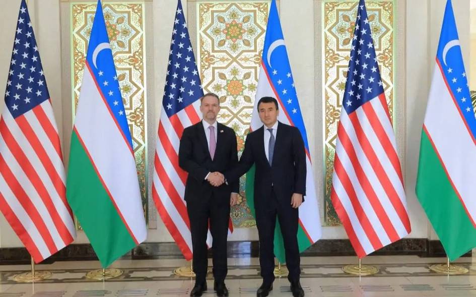 США и Узбекистан ускоряют переговоры по соглашению о взаимной торговле и инвестициях В рамках визита в Узбекистан Торгового представителя США Джеймисона Грира, Соединённые Штаты и Узбекистан договорились о раннем пакете торговых обязательств, направленных на укрепление двусторонних экономических и инвестиционных отношений.