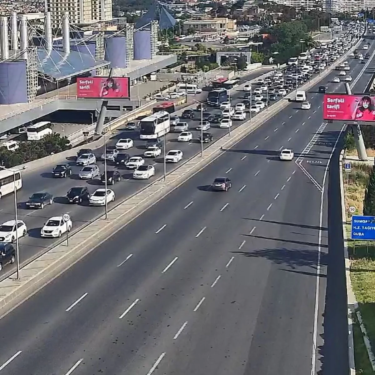 На ряде улиц и проспектов Баку затруднено движение транспорта