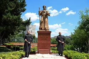 В Тбилиси открыли памятник Алишеру Навои