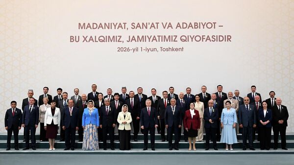 Президент Узбекистана вручил государственные награды творческим деятелям