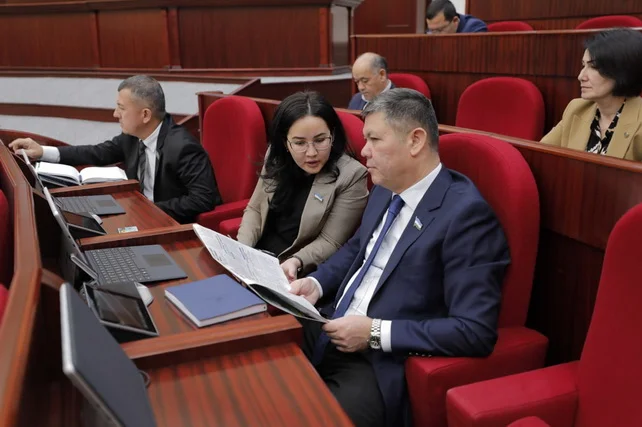 В Узбекистане хотят запретить похожую на ведомственную форму одежду
