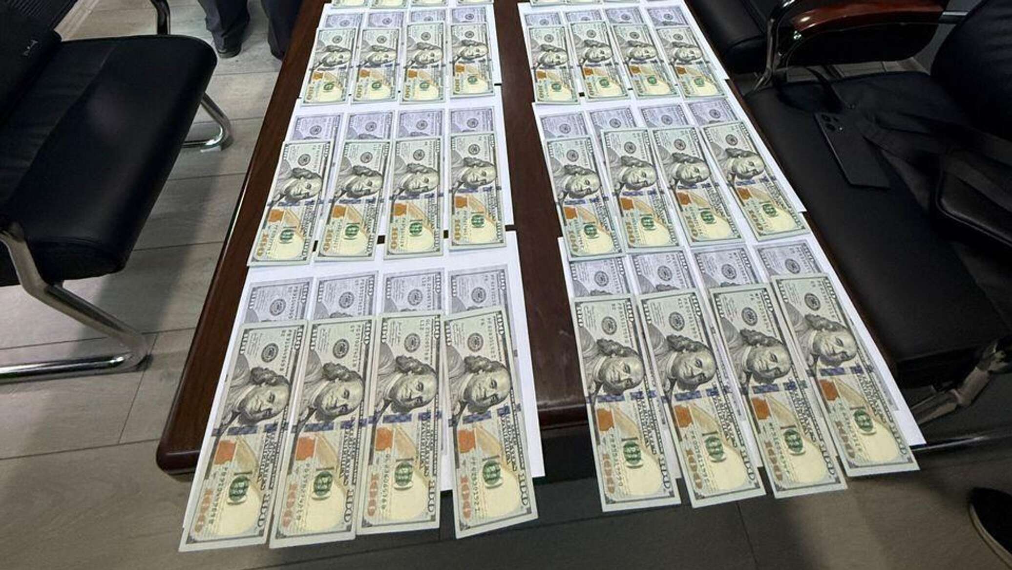 В Токмоке адвоката задержали при получении взятки в $15 тысяч — ГКНБ