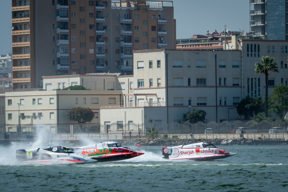 Перед стартом чемпионата мира F1H2O на Иссык-Куле проверяют спортивные катера