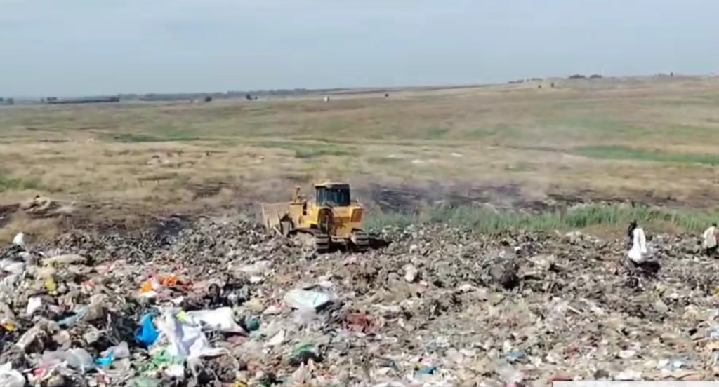 На мусорном полигоне под Ташкентом произошел пожар. Видео