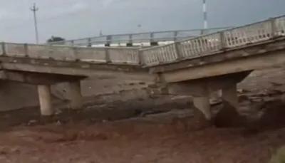 Селевой поток в Сурхандарье парализовал движение на мосту из Узбекистана в Таджикистан