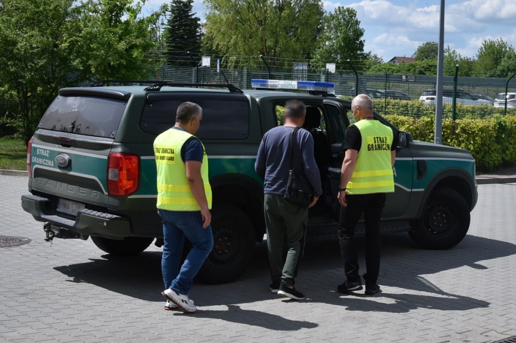 Осужденного за переправку мигрантов узбекистанца выдворили из Польши