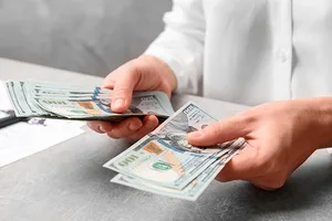 Сотрудники Минстроя будут получать минимум 1 тысячу долларов
