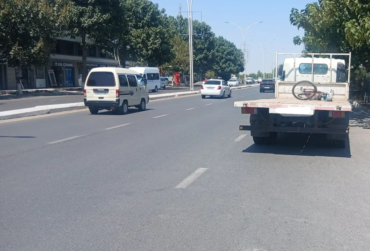 В Андижане грузовик Isuzu сбил велосипедиста