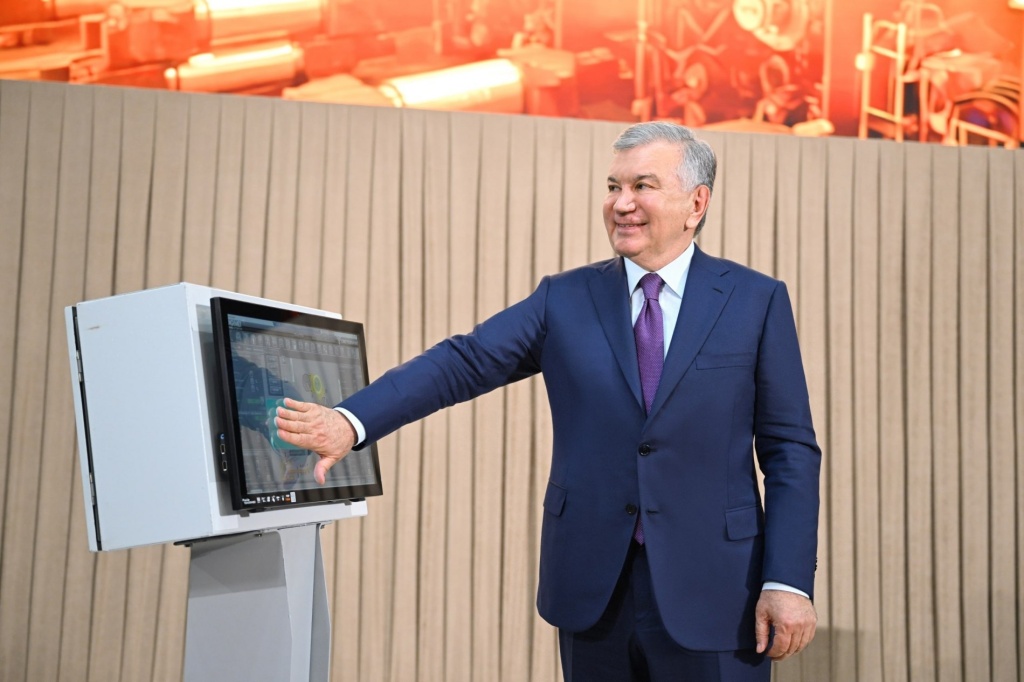 Шавкат Мирзиёев запустил новый литейно-прокатный комплекс на Узметкомбинате. Видео