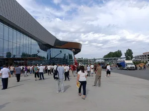 Второй год ремонта в аэропорту "Манас". Как сейчас выглядят дорога и зал ожидания (видео)