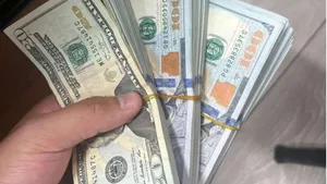 В аэропорту "Манас" задержали пассажира с $28 тысячами