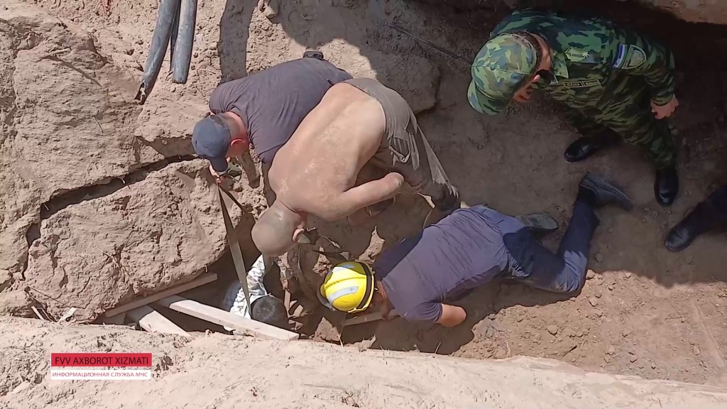 В Ургенче рабочего засыпало землей во время стройки. Его спасли сотрудники МЧС. Видео