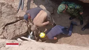 В Ургенче рабочего засыпало землей во время стройки. Его спасли сотрудники МЧС. Видео