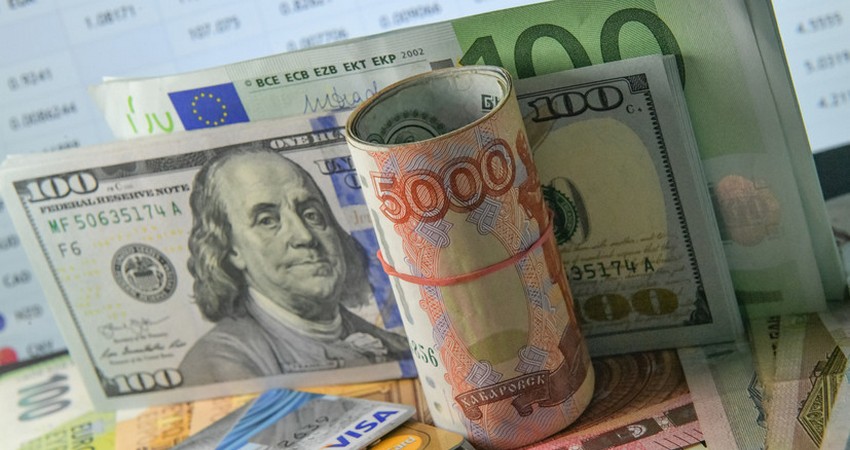 Рубль опять дешевеет, а евро вновь ниже 100 сомов: курс валют на 22 июля