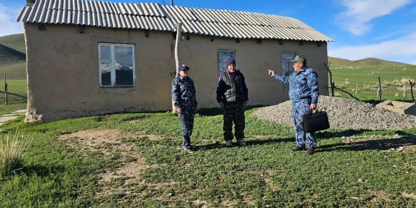 В Ат-Баши на захваченных пастбищах возвели незаконные дома, их приказали снести