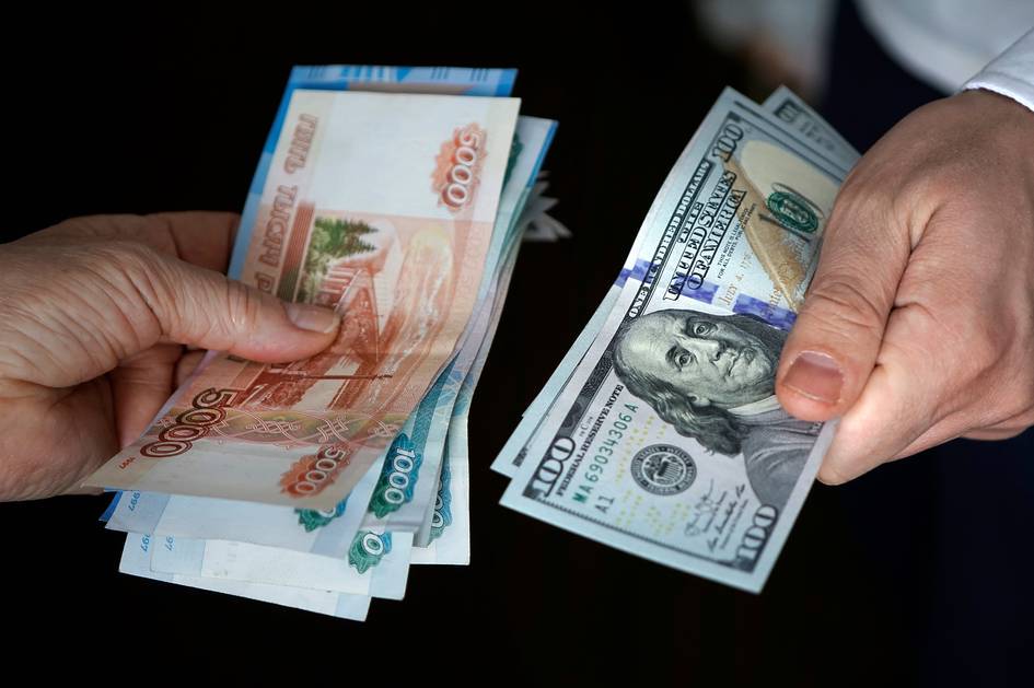 Денежные переводы из России в Узбекистан сокращаются Главным образом это связано с повышением стоимости патентов, относительным обесцениванием рубля в марте, а также расширением направлений трудовой миграции.