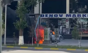 В Денау электромобиль вспыхнул во время зарядки на станции. Видео