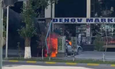 В Денау электромобиль вспыхнул во время зарядки на станции. Видео