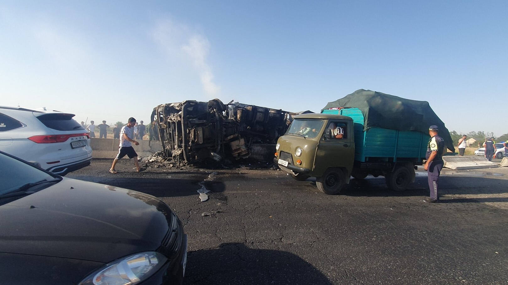 В Самарканде перевернулся загоревшийся на ходу грузовик, водитель погиб