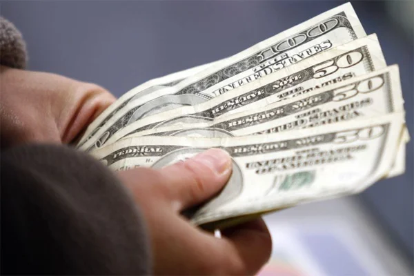 Население Узбекистана продало банкам рекордные 12,3 млрд. долларов