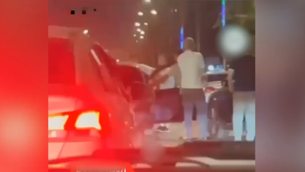 В Оше водителей, устроивших драку на дороге, доставили в милицию